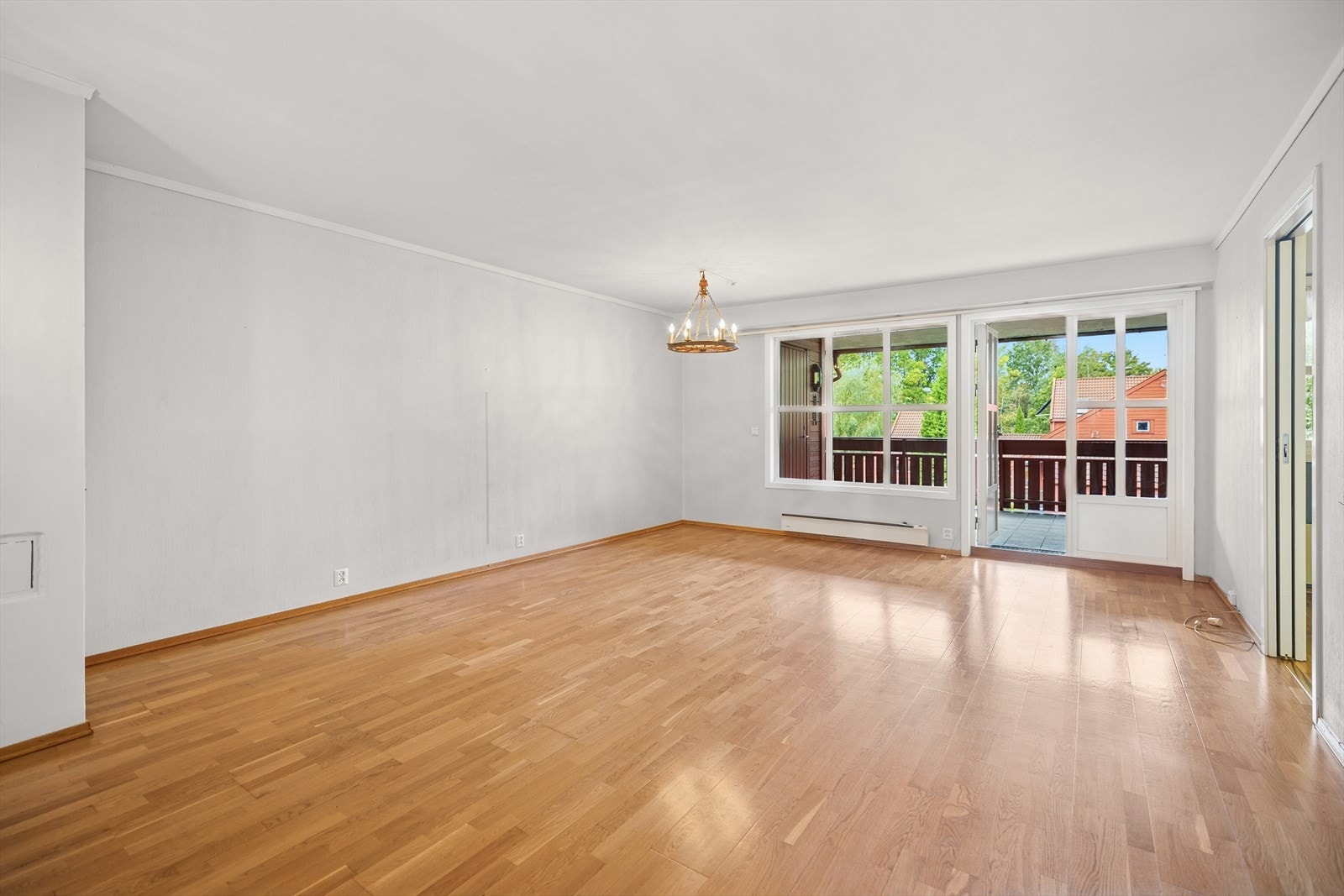 Fra entreen kommer du inn i en romslig og lys stue med god plass til både salong og spisegruppe. Galleribilde