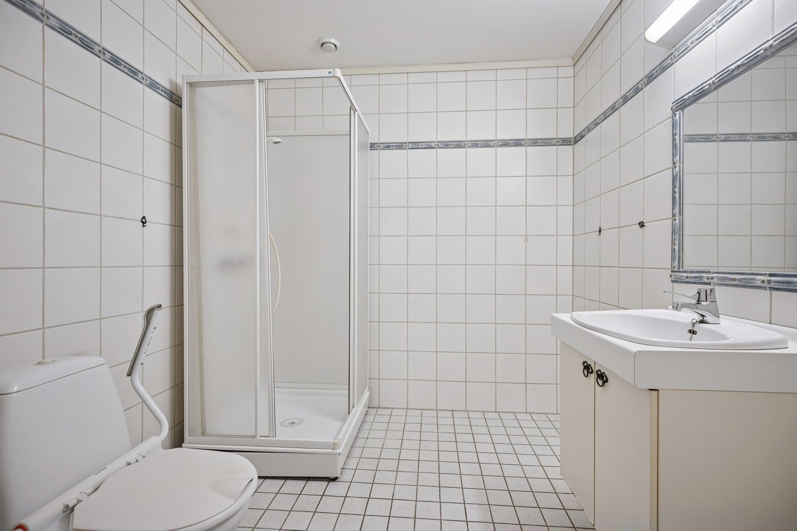 Baderommet har adkomst fra gangen og er fra byggeåret. Galleribilde