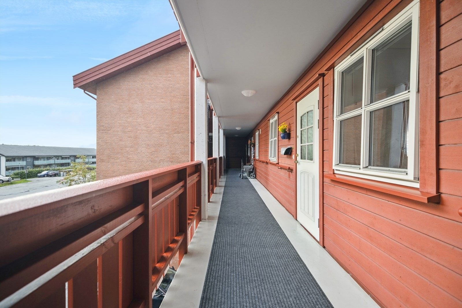 Leiligheten har enkel adkomst via felles svalgang med heis og trappegang. Galleribilde