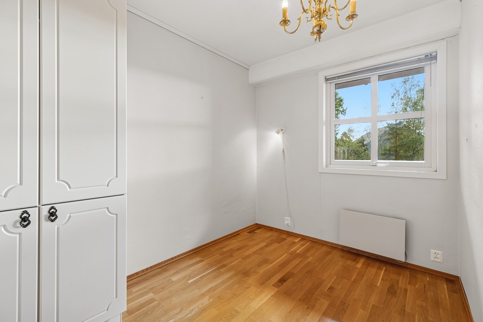 Store vinduer slipper inn rikelig med naturlig lys og gir en god atmosfære. Galleribilde