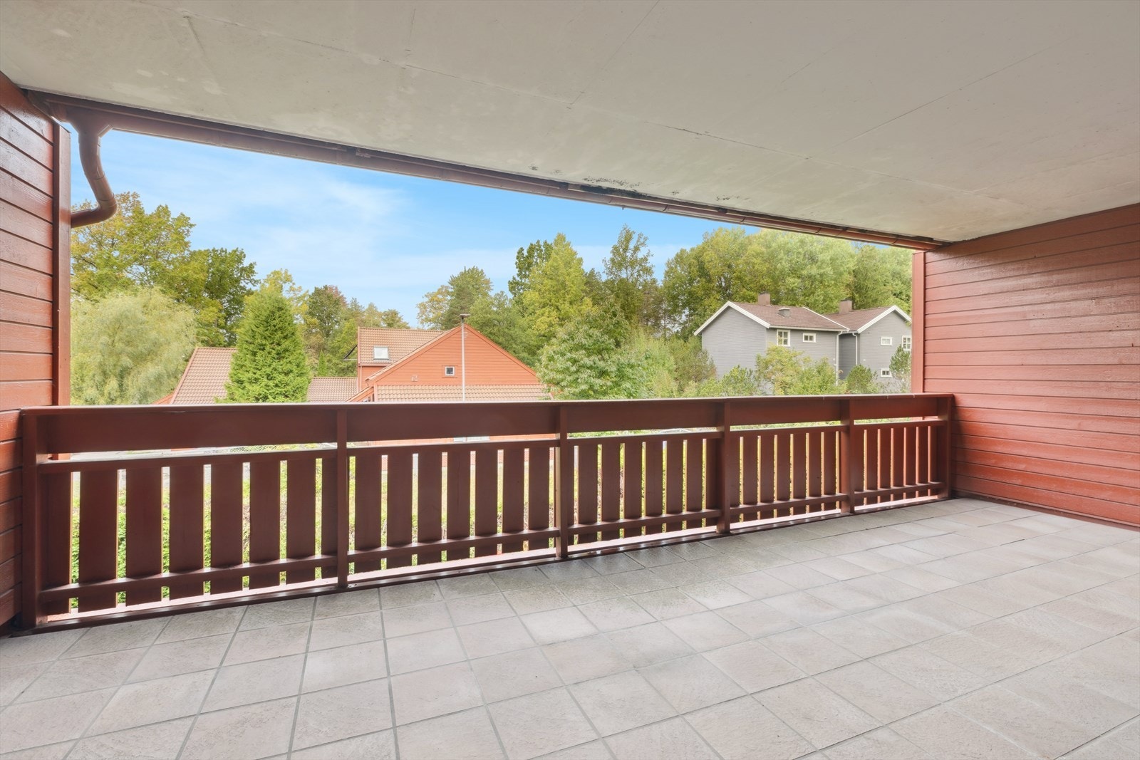 Fra stuen er det direkte utgang til en romslig og overbygget balkong på 22 kvm - et trivelig uteområde hvor solen kan nytes i rolige omgivelser. Galleribilde