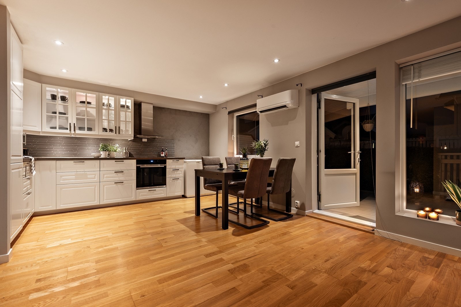 Romslig kjøkken med montert varmepumpe. Galleribilde