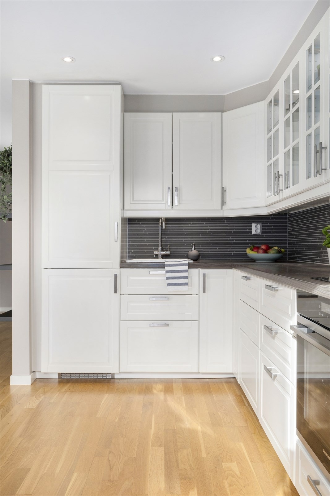 En gjennomtenkt plassering av elementene gjør kjøkkenet til et praktisk og hyggelig sted å lage mat. Galleribilde