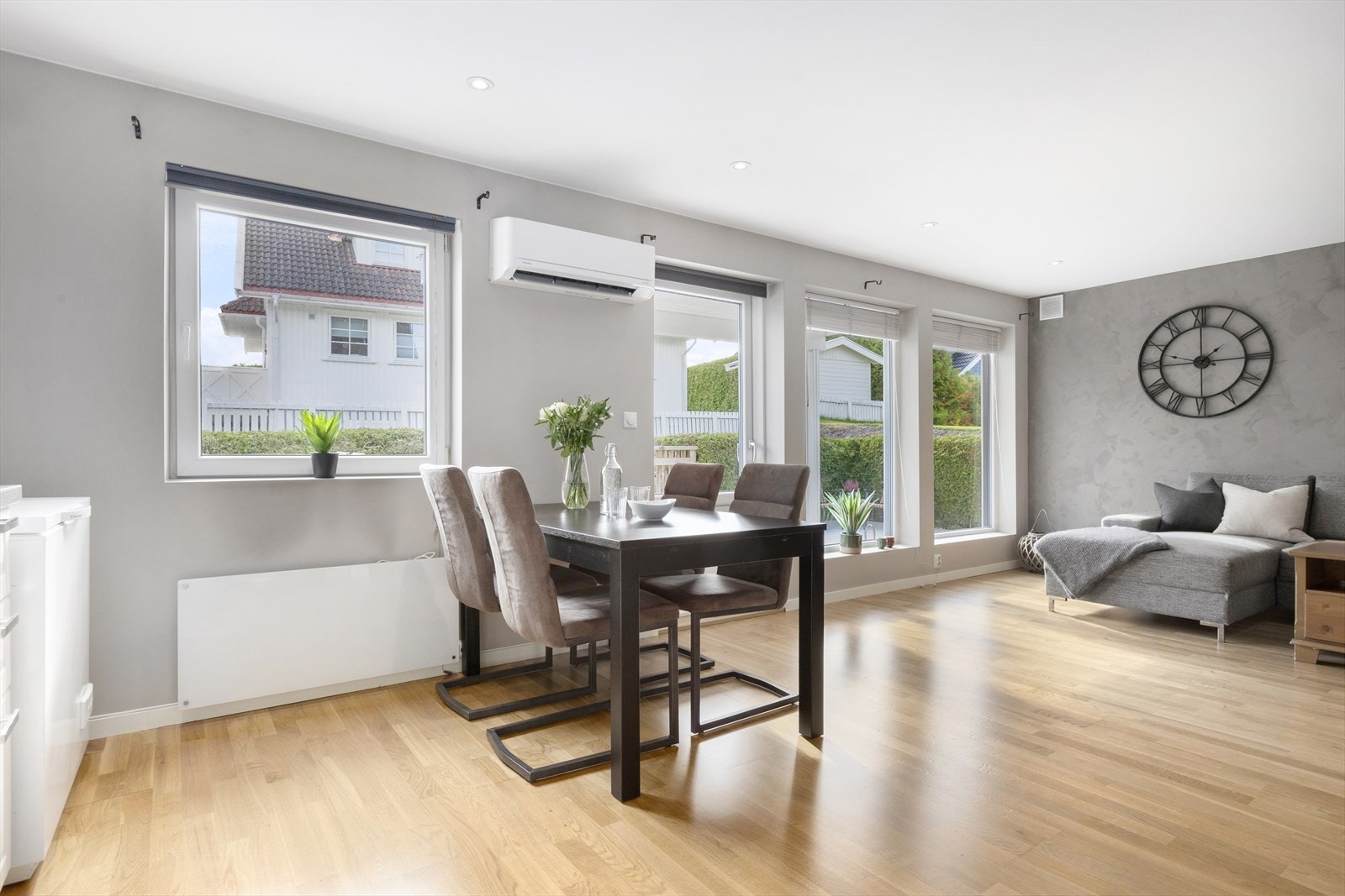 En naturlig plassering for et større spisebord ved kjøkkenet, her kan du fint dekke på til flere gjester. Galleribilde