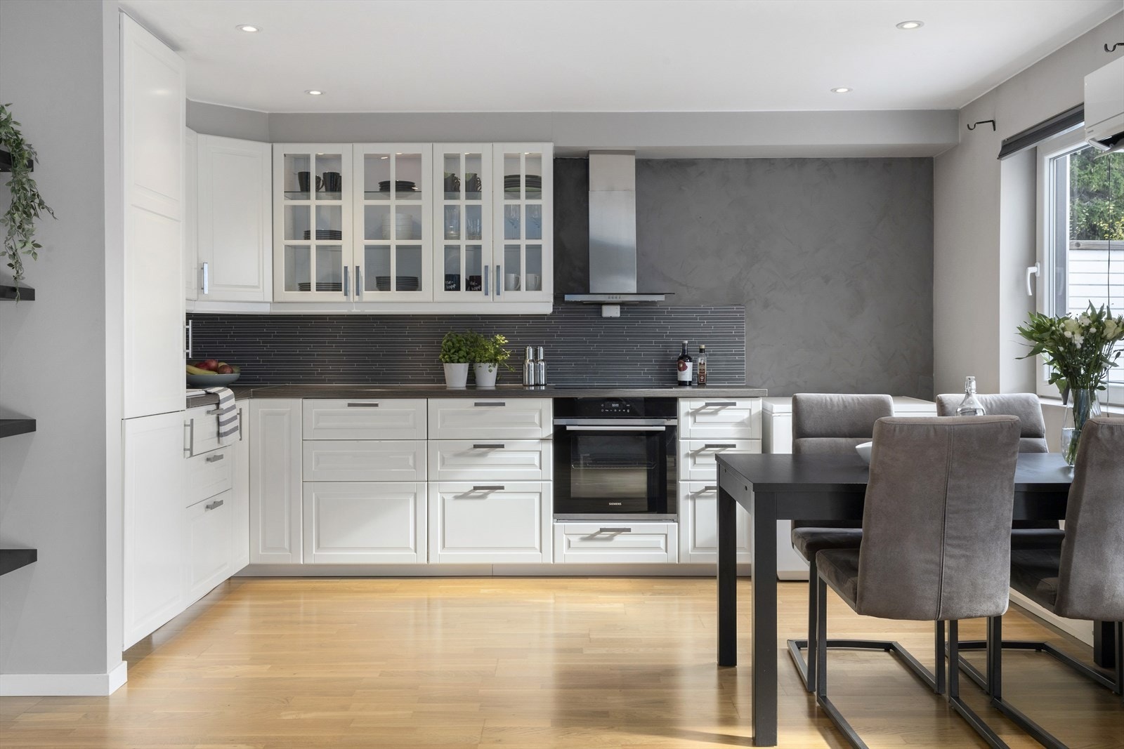 Innredningen byr på effektive arbeidsflater og god plass til oppbevaring i skuffer og skap. Galleribilde