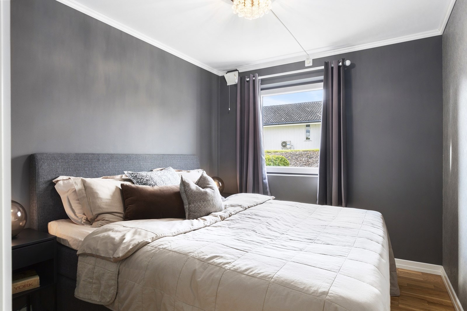 Her er det plass til dobbeltseng og nattbord på hver side. Galleribilde