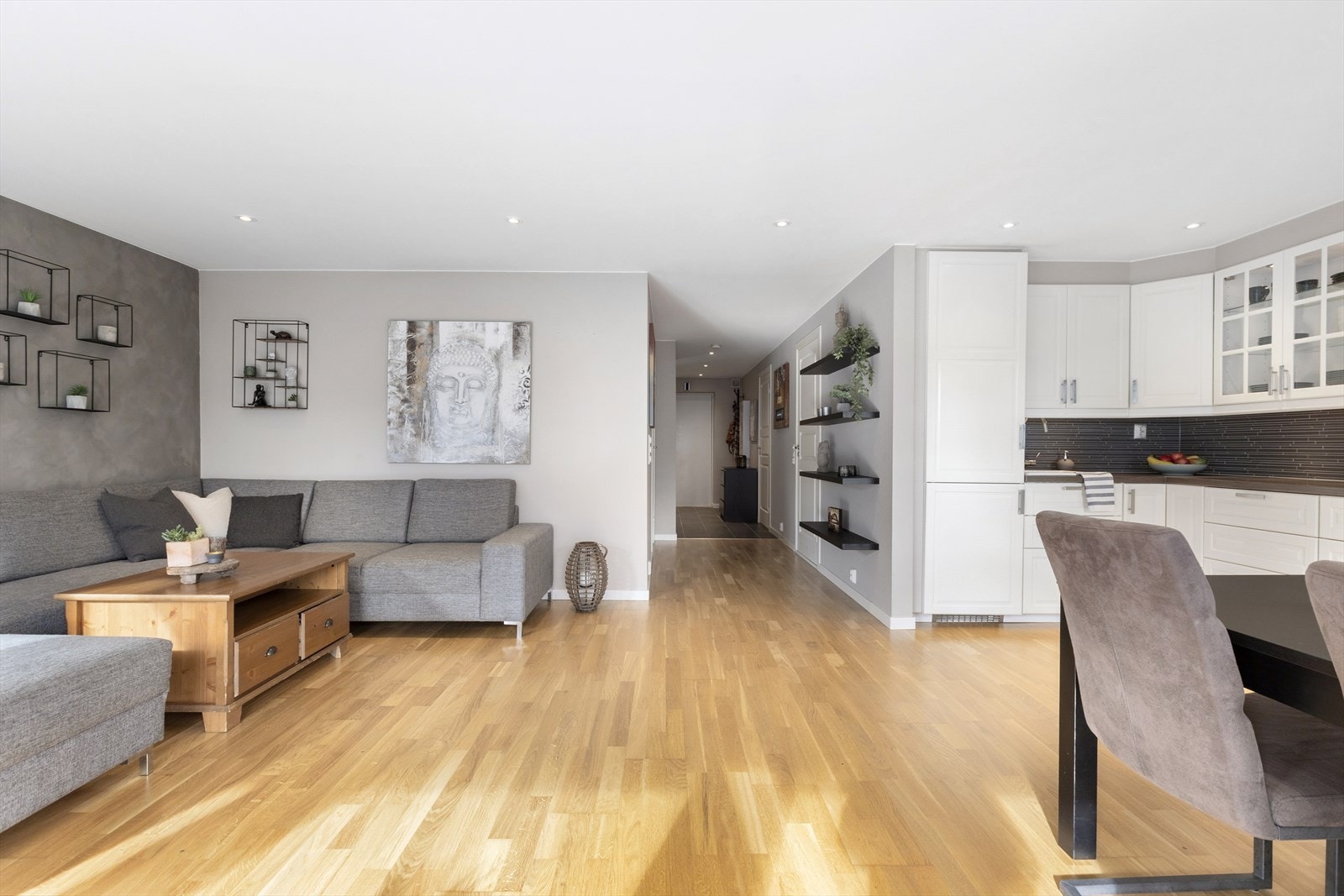 I stuen er det rom for en romslig sofagruppe med tilhørende salongbord og underholdningsavdeling. Galleribilde