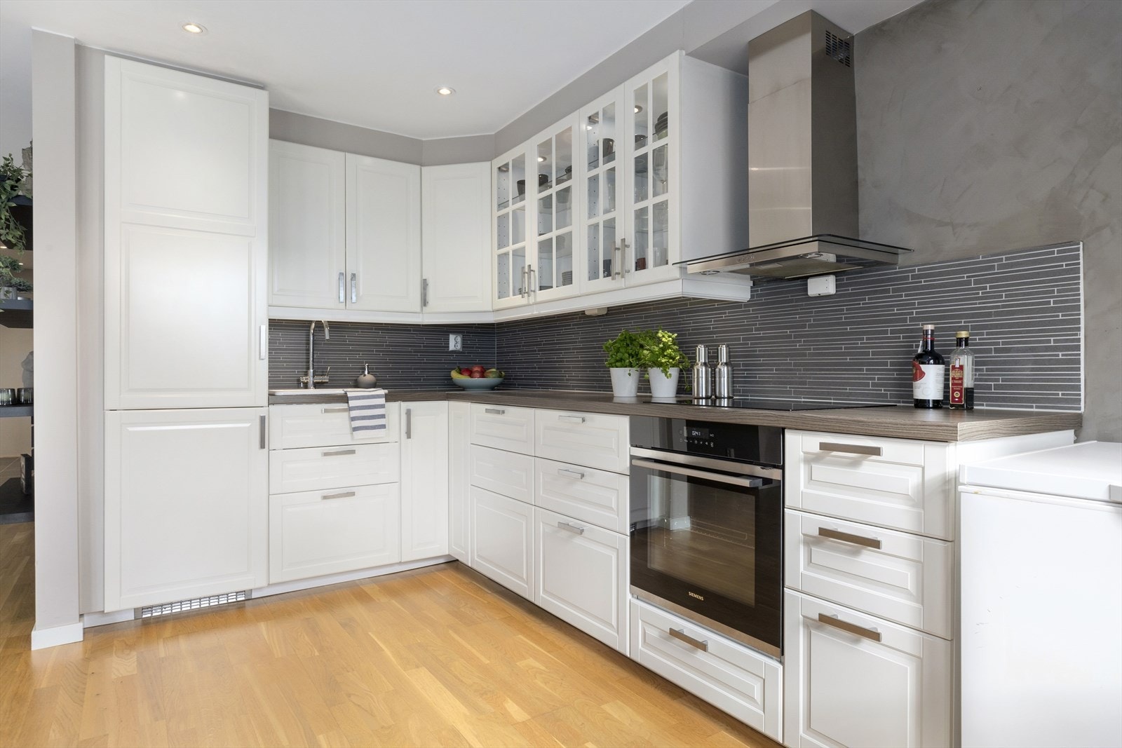 Kjøkkenet er utstyrt med integrerte hvitevarer som stekeovn med induksjonsplatetopp, kjøl/fryseskap, oppvaskmaskin, vannstoppsystem og komfyrvakt. Galleribilde