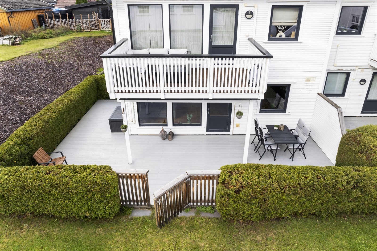 Pent opparbeidede fellesarealer med gressplen. Galleribilde