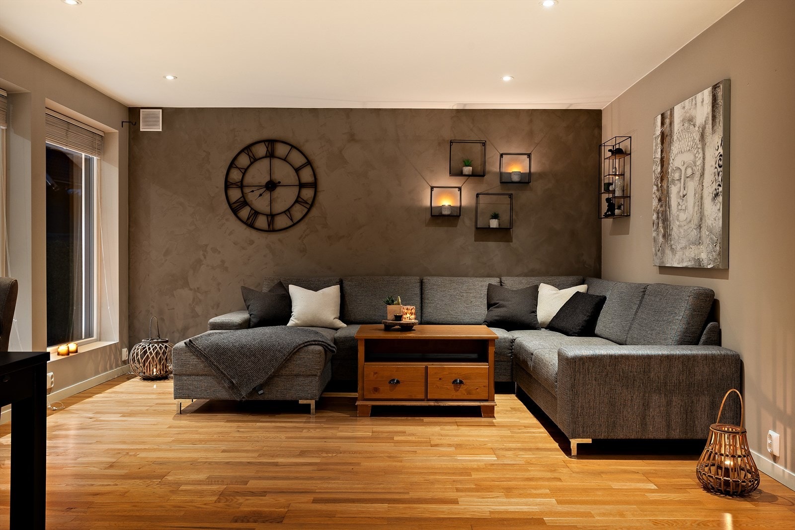 Delikat og tidsriktig innredet stue med parkett på gulv , slette vegger malt i en trendy grå farge og ustrakt bruk av downlights i himling. Galleribilde