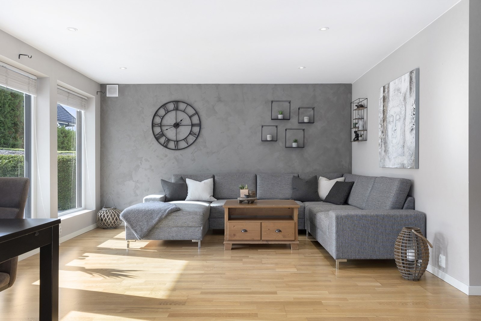 De store vindusflatene gir godt innslipp av lys og bidrar til en hyggelig utsyn mot uteplassen. Galleribilde