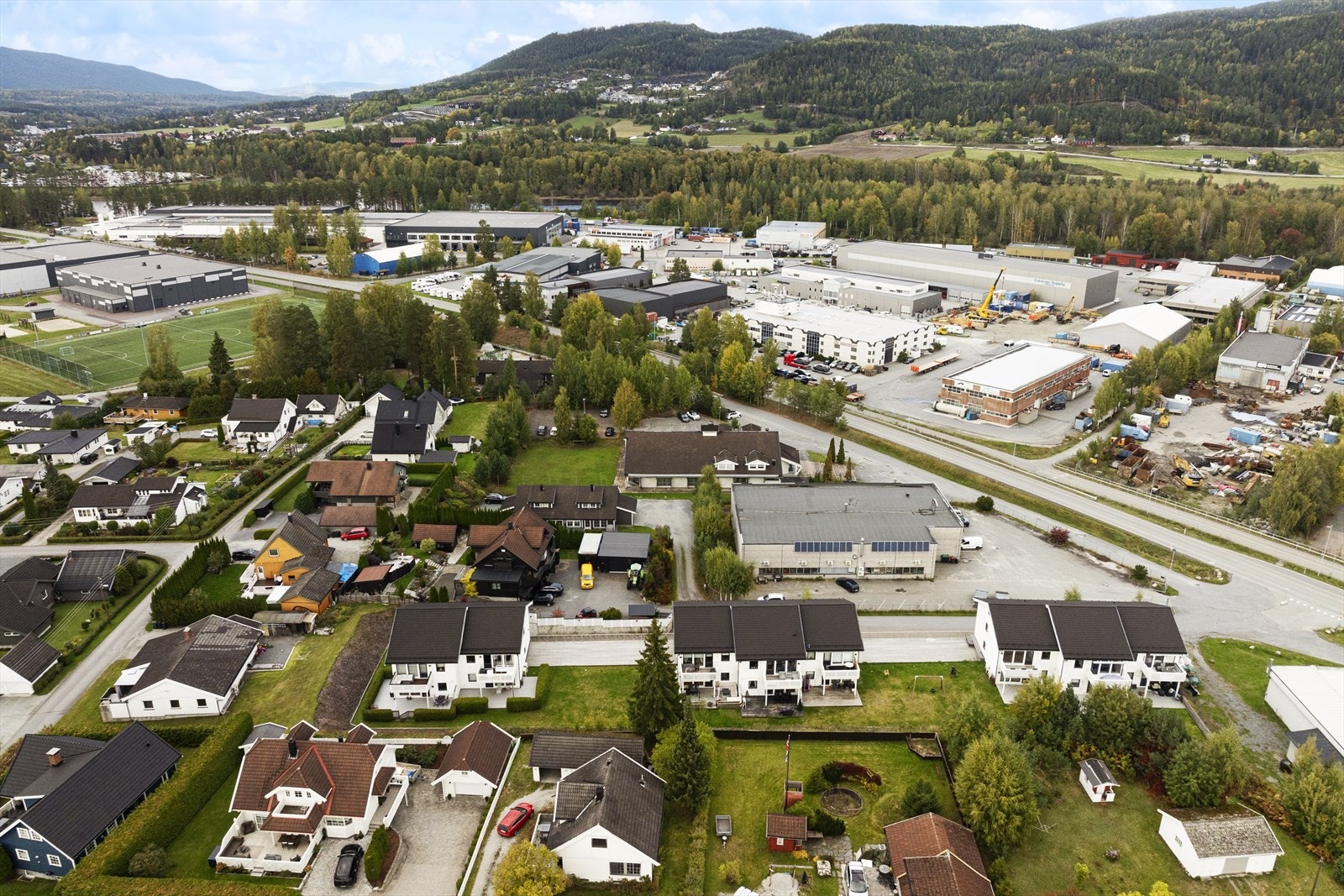 Ca. 5 min gange til nærmeste bussholdeplass og ca. 4 min kjøring til Hokksund stasjon med hyppige avganger retning Oslo og Kongsberg. Galleribilde