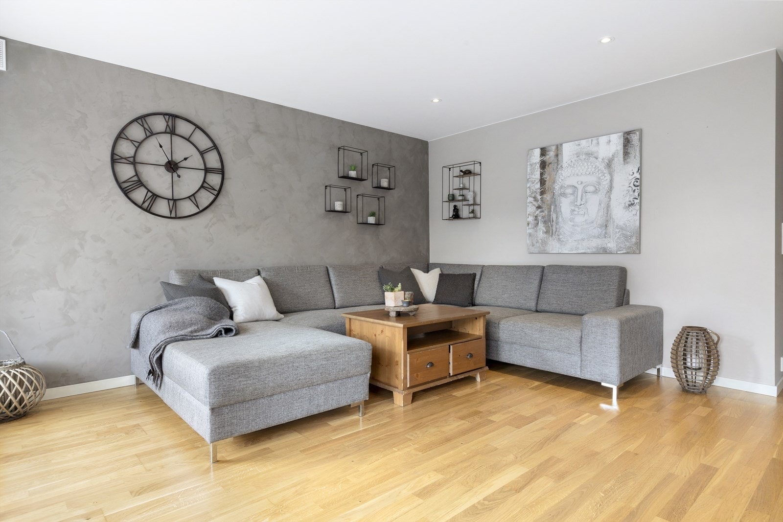 Delikat stue med plass til sofa og bord. Galleribilde