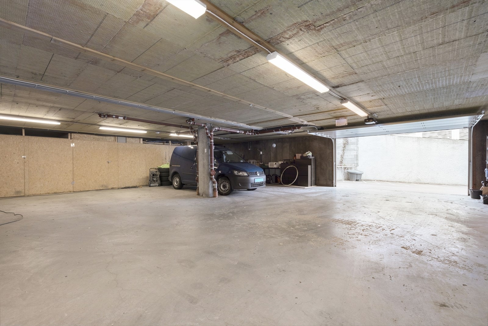 Parkering i garasje. Galleribilde