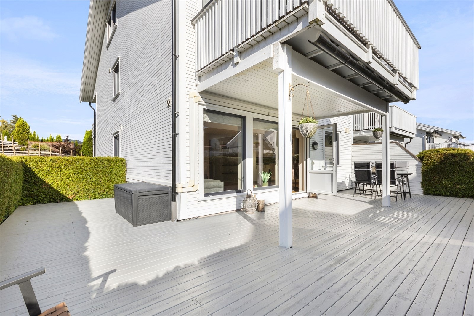 Leiligheten har en fin uteplass med rikelig med plass til flere sosiale sittegrupper, grill og beplantninger. Galleribilde