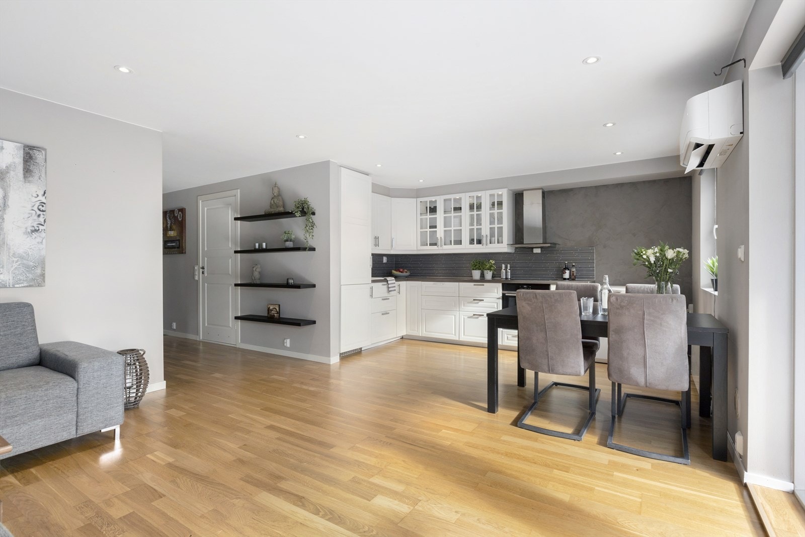 Den åpne løsningen mot kjøkkenet gjør rommet til et sosialt oppholdsrom med en fin romfølelse. Galleribilde