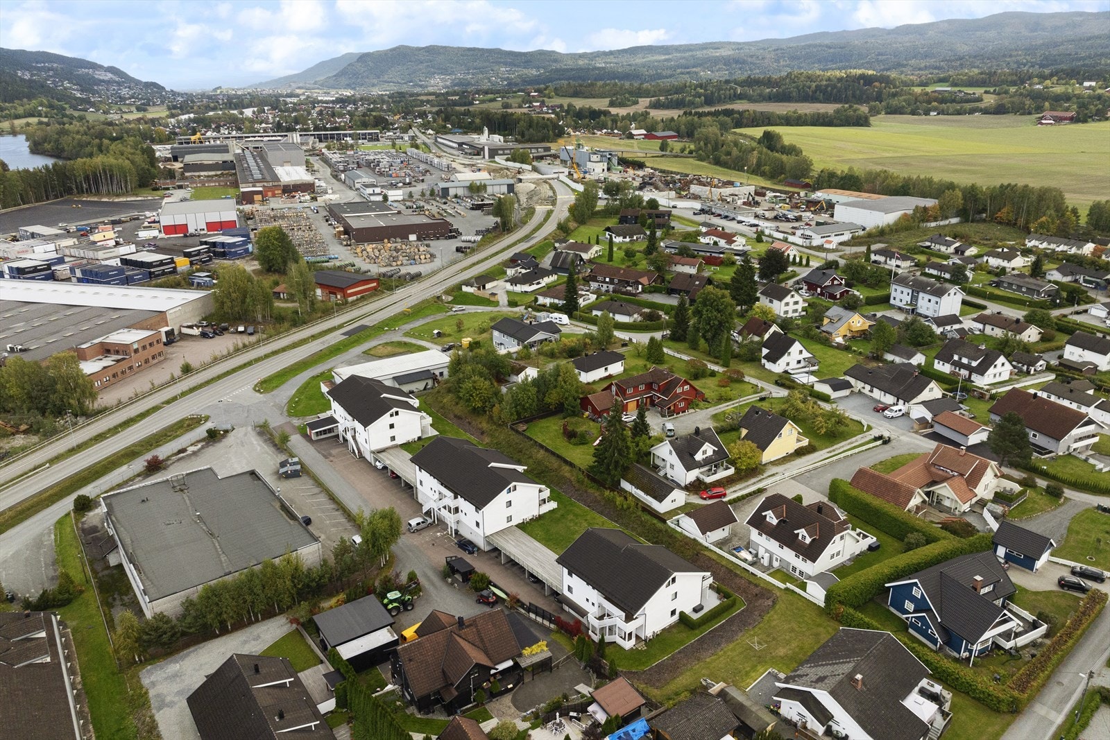 Drammensveien 194A ligger i et ettertraktet, trivelig og populært boligområde på Loesmoen i Hokksund. Galleribilde