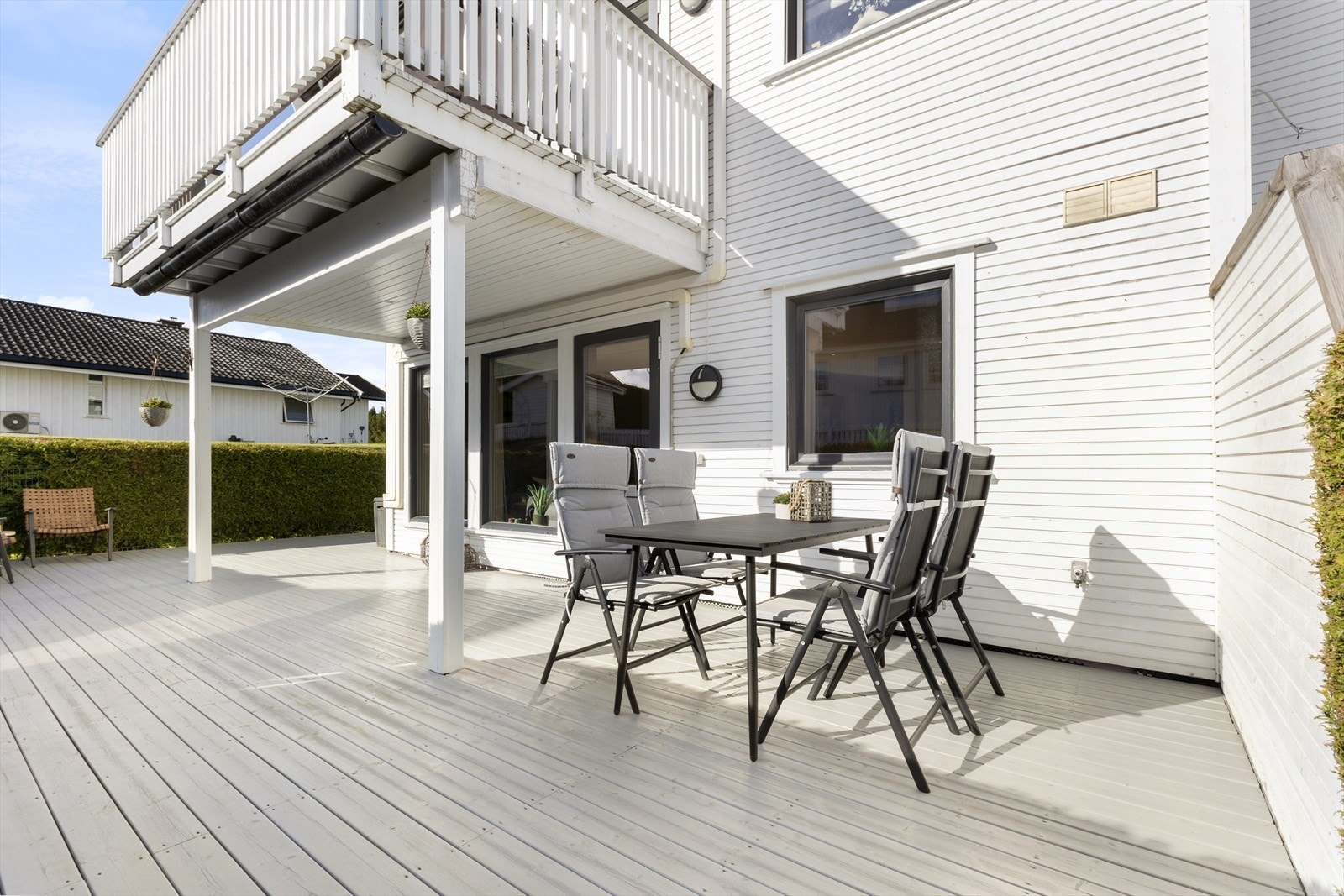 Uteplassen er fint skjermet fra fellesområdet med tuja hekk. Galleribilde