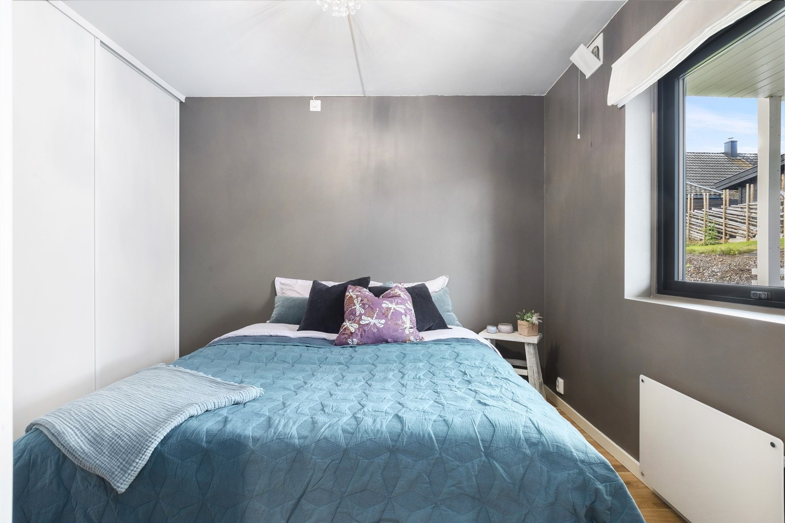 Hovedsoverom har plass til dobbeltseng og nattbord, skyvedørsgarderobe med god plass til oppbevaring. Galleribilde