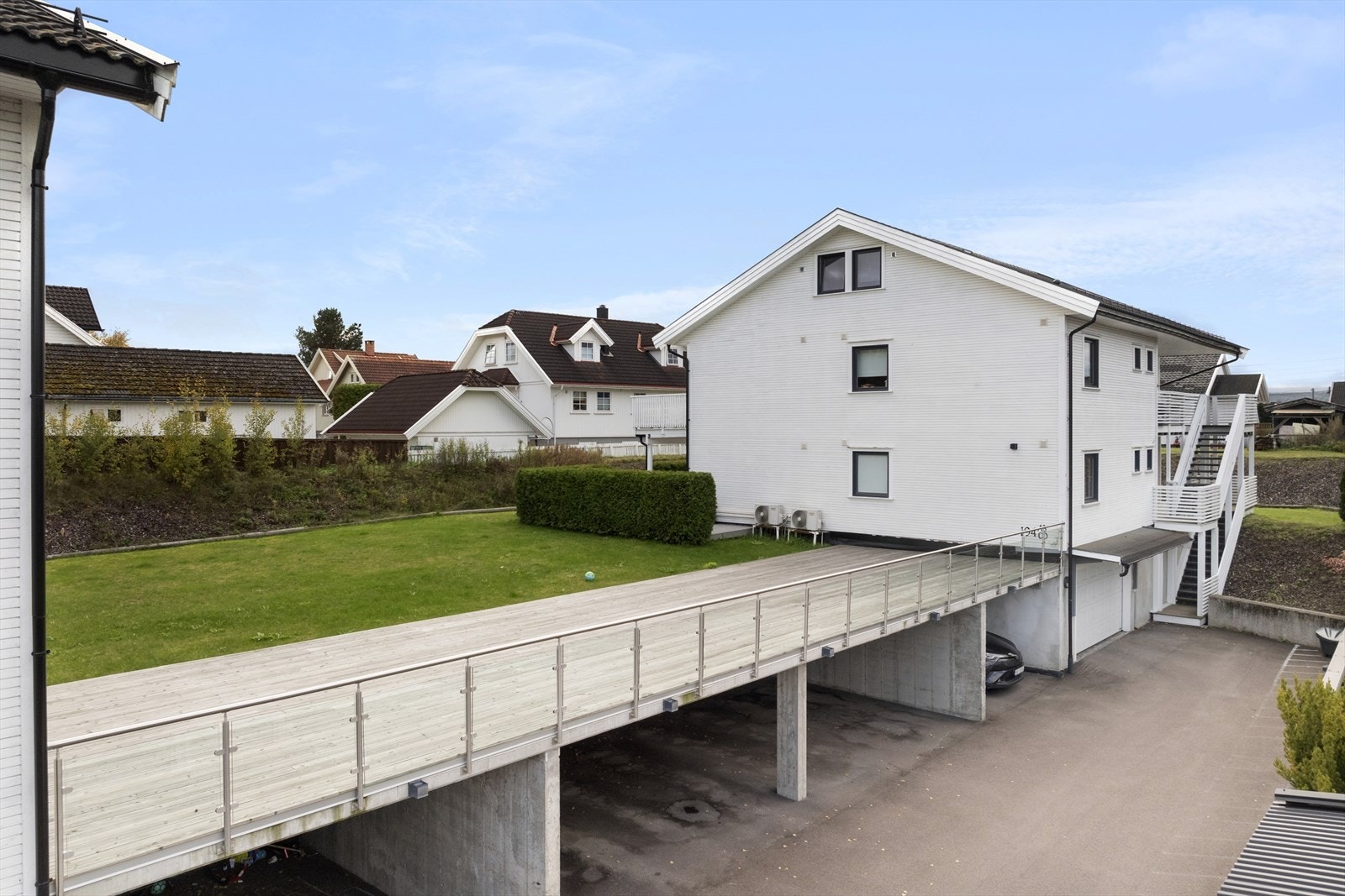 Det er parkering i carport. Galleribilde