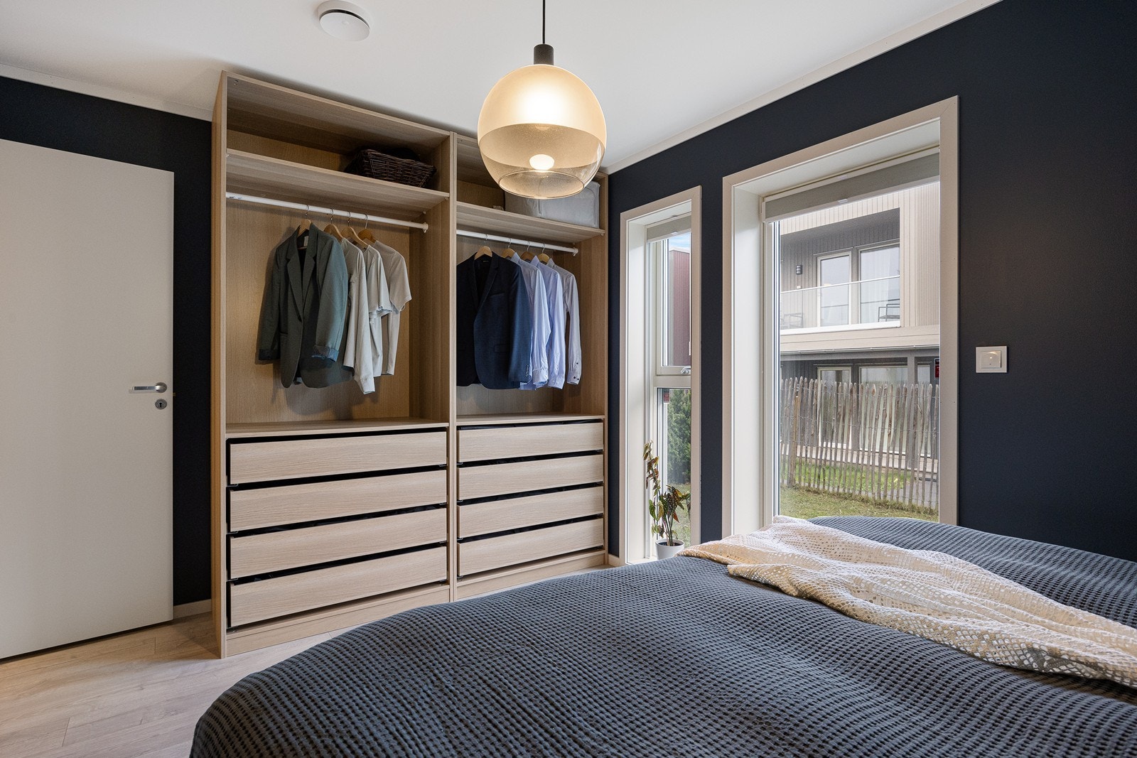 Hovedsoverommet ligger i første etasje og skiller seg ut med ekstra god størrelse, mørke vegger og utgang til hagen Galleribilde