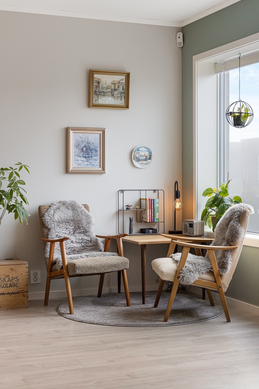 Veggene er malt i en kombinasjon av moderne farger som gir liv til rommet, mens gulvet har enstavs laminat Galleribilde