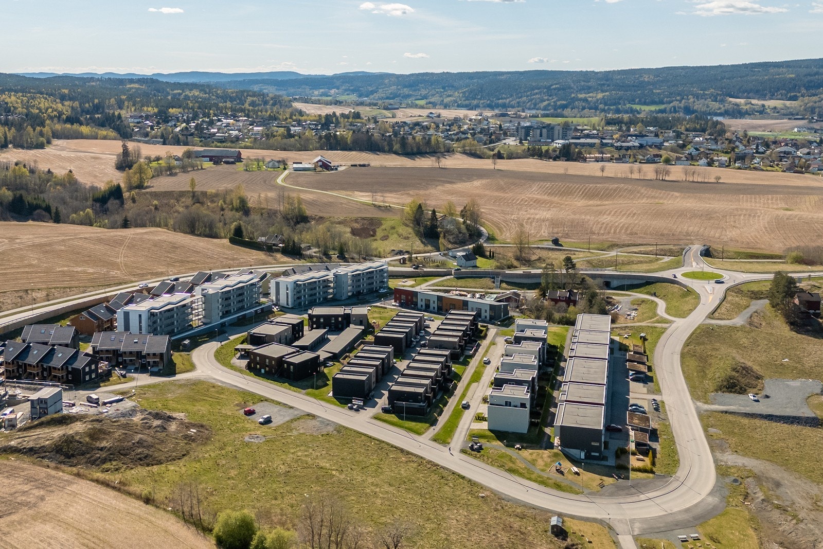 Boligen ligger i et nyere boligområde like utenfor Sørumsand sentrum Galleribilde