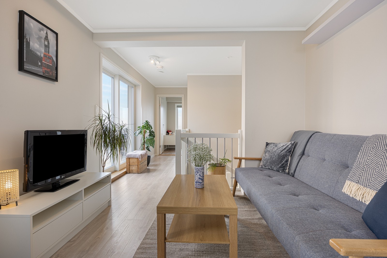 Loftstuen har enstavs laminatgulv, lysmalte vegger og vinduer mot to himmelretninger. Det er skyvedører i glass ut til takterrassen Galleribilde