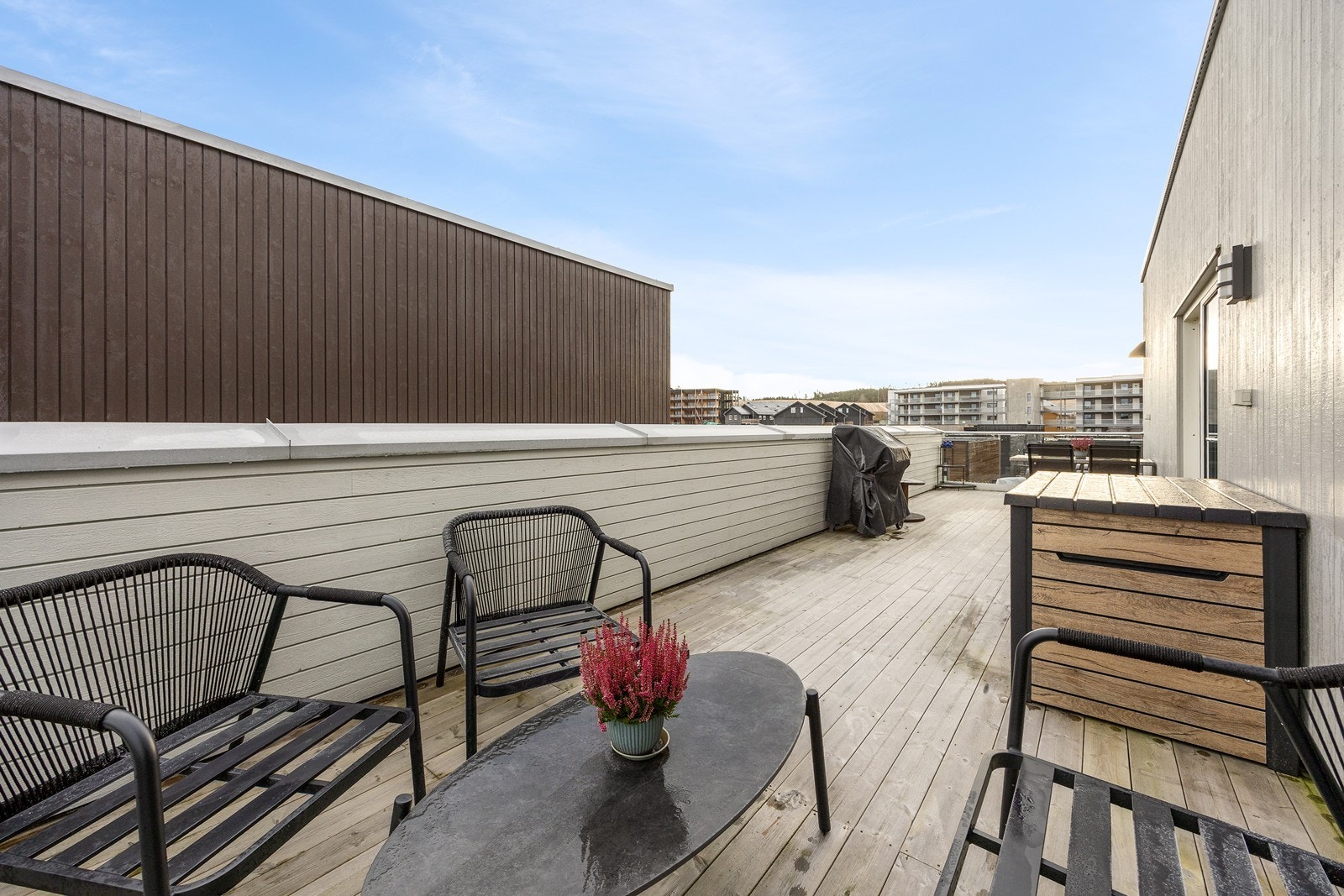 Takterrassen sin romslige størrelse gjør at man enkelt kan møbleres med både spisebord og sofagruppe Galleribilde