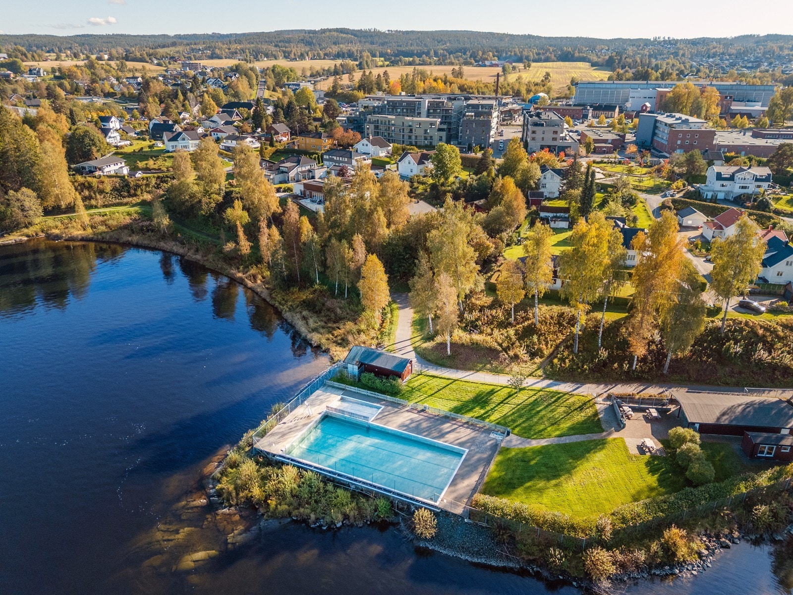 Kuskerudnebben er et utendørs badeanlegg som holder åpent hele sommeren, med temperert vann, kiosk, garderober og dusjanlegg Galleribilde