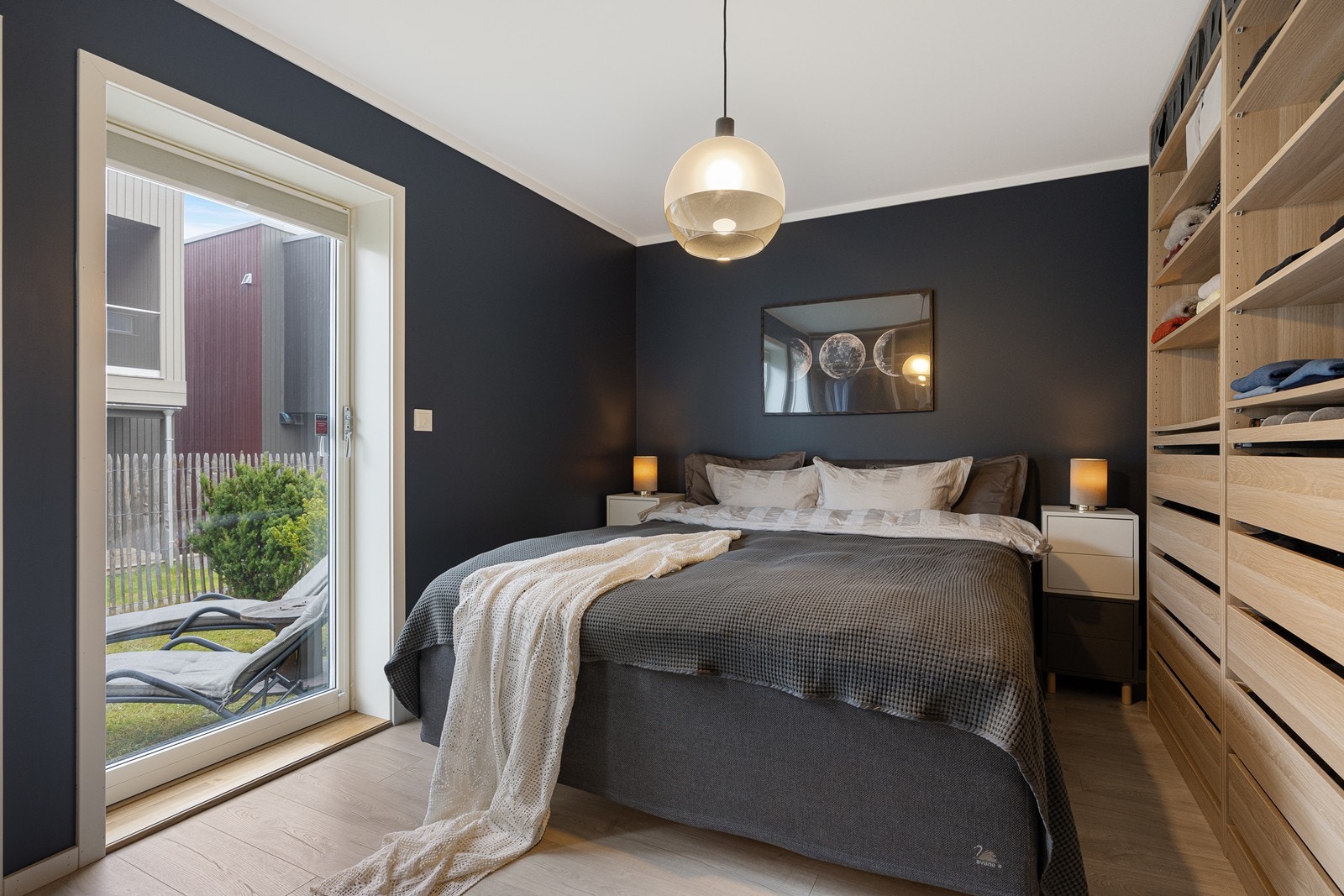 Boligen har tre soverom med samme, moderne overflater som øvrige rom. I tillegg har alle åpne garderobestammer med skuffer, hyller og klesheng Galleribilde