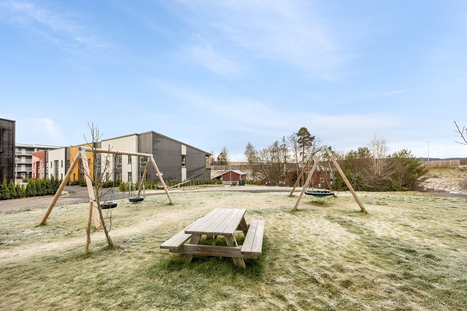 I boligområdet er det lagt vekt på trivsel og trygghet, med felles grøntområder, sittebenker og flere lekeapparater for de yngste Galleribilde