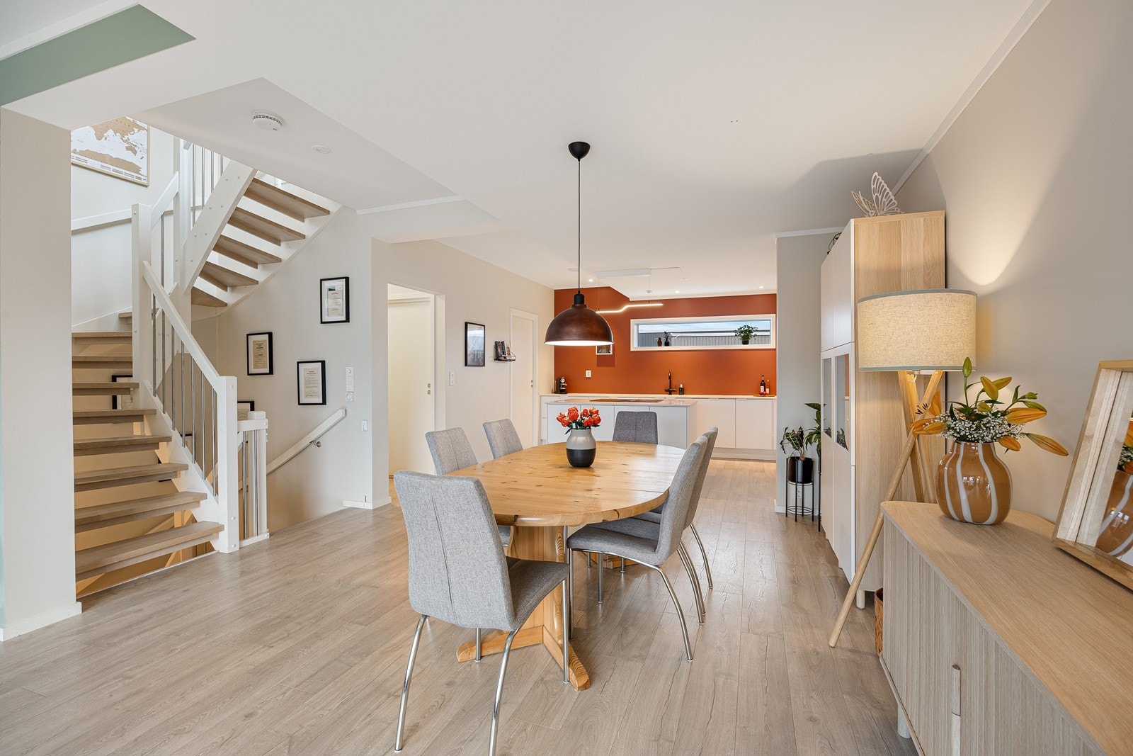 Den åpne løsningen danner et lyst og sosialt allrom, med plass til å dekke langbord Galleribilde