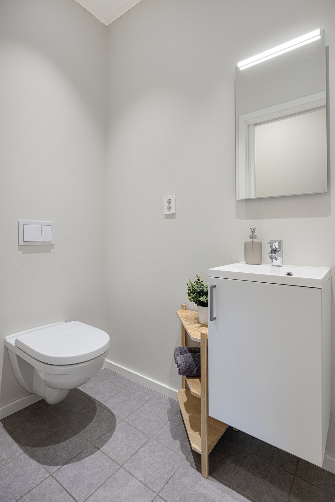 Det er meget praktisk med et toalettrom i hovedetasjen (2. etasje) Galleribilde