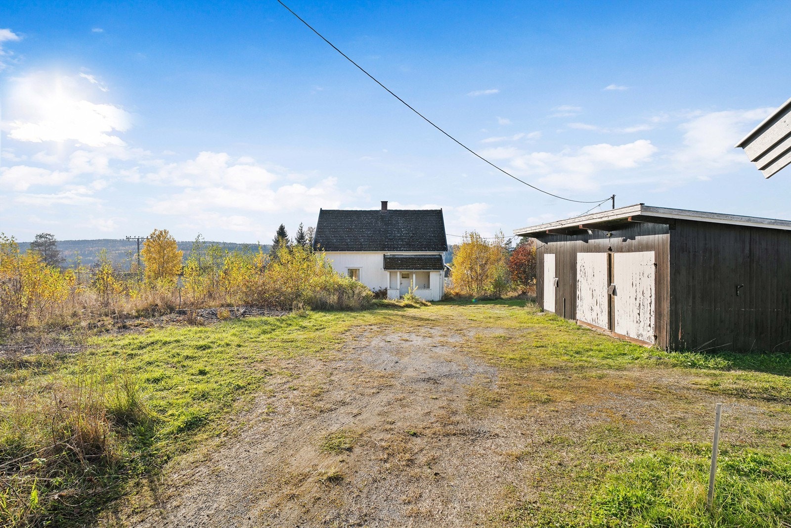 Stor gårdsplass med garasjeuthus. Galleribilde