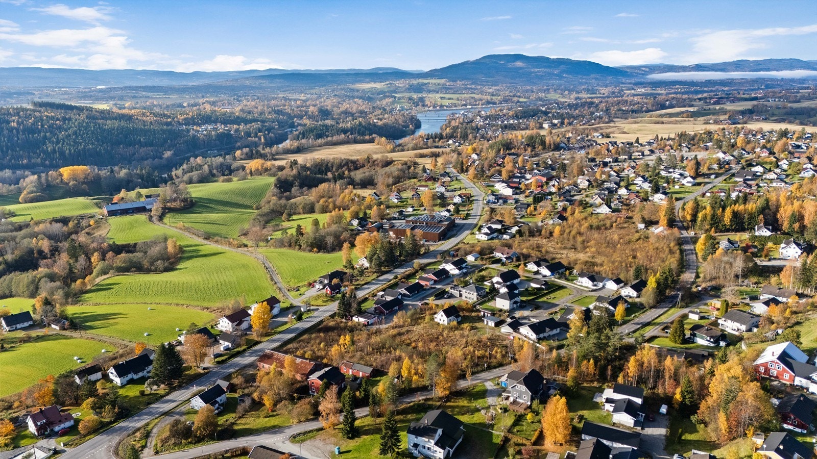 Kort vei til Sundet som har en flott beliggenhet langs Vorma. Sundet som er sentrum av Eidsvoll har alt av fasiliteter som butikker, caféer, restauranter, kinoer, Eidsvoll brygge, Eidsvoll stasjon med pendlerparkering. Galleribilde