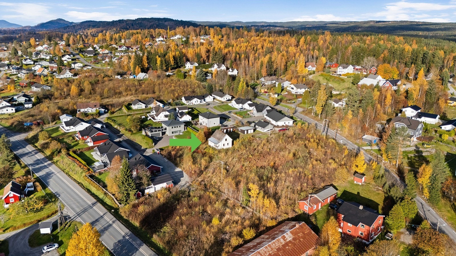 Velkommen til Styrivegen 16 og 18. Eiendommen på nr. 18 med enebolig er på 2467,6 kvm., og har garasjeuthus og bod med utedo. (Foto: Morten Eriksen). Galleribilde