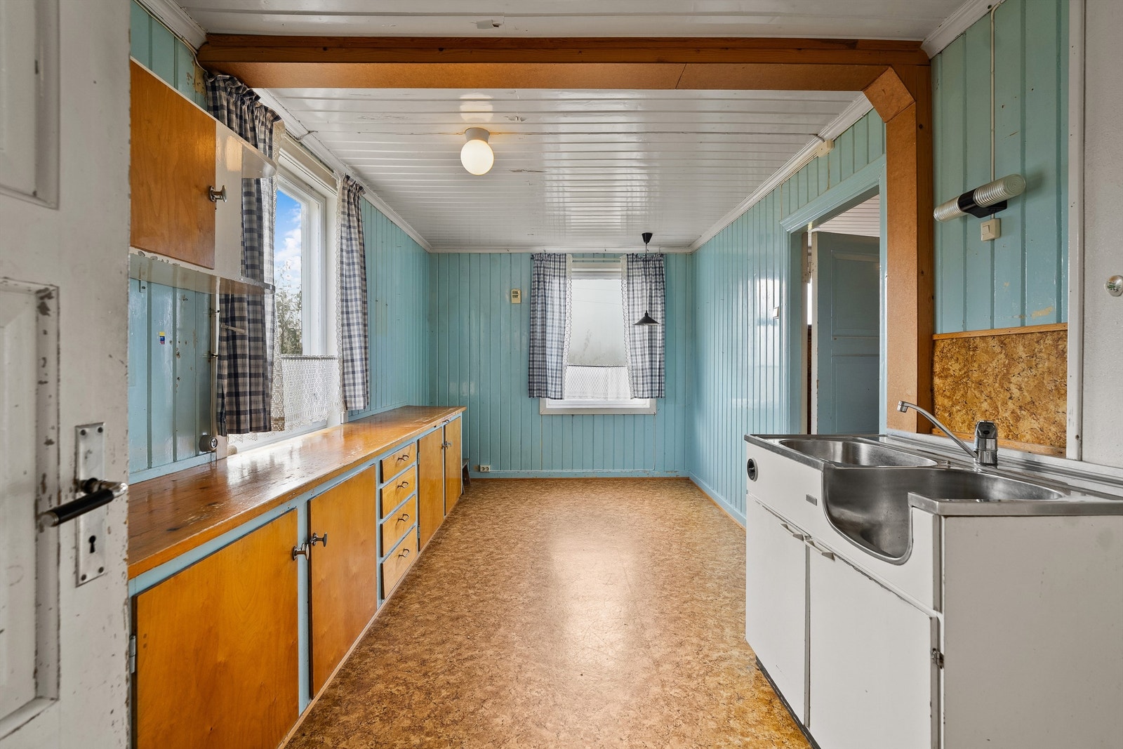 Kjøkkenet er romslig og har eldre innredning med servant med armatur, samt opplegg for komfyr og kjøleskap. Varmtvannsbereder fra 2008 er plassert i skap. Galleribilde