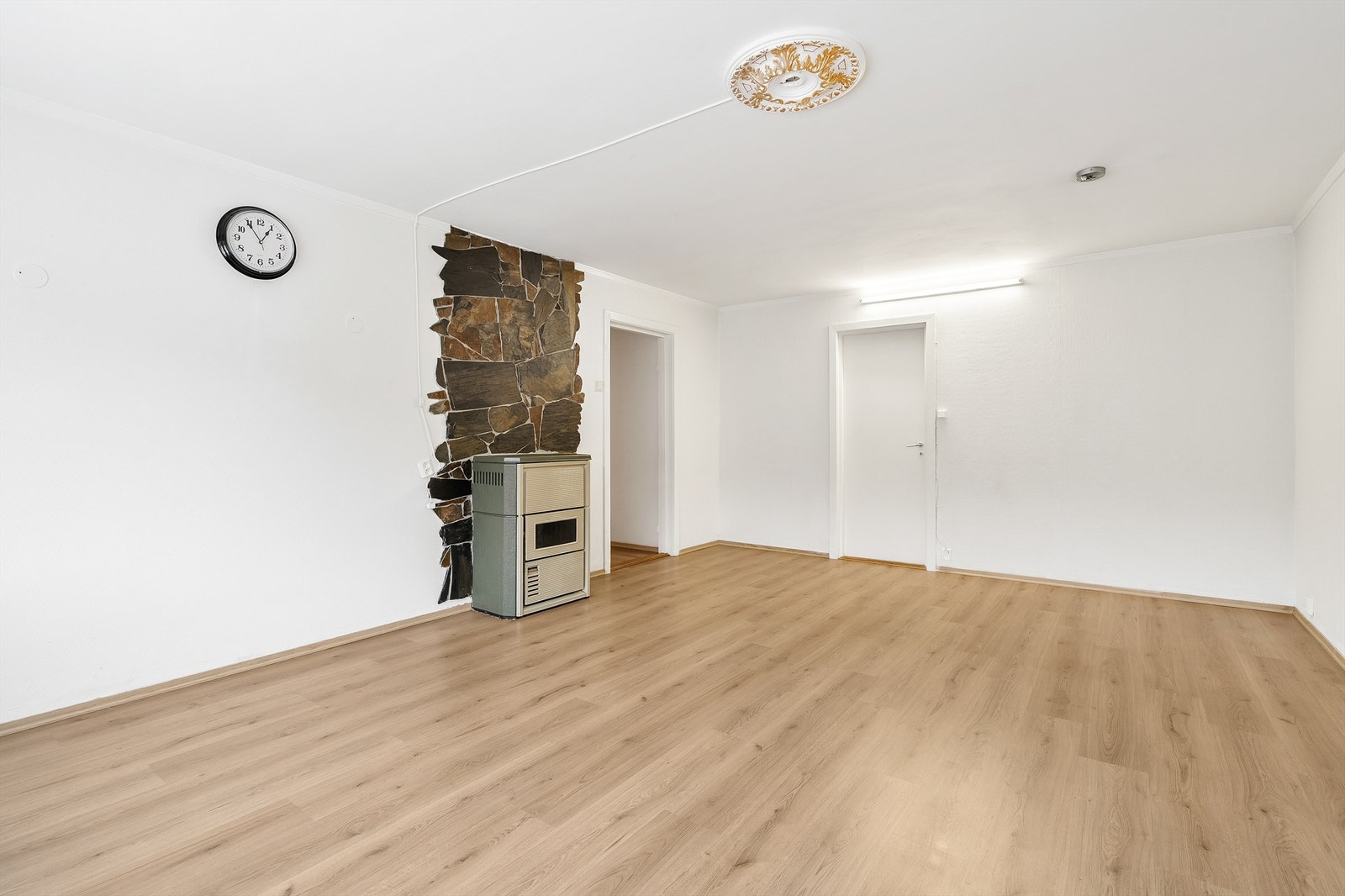 Stor stue med plass til sofagruppe og spisebord Galleribilde