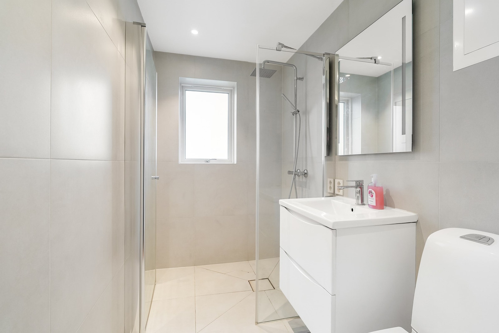 Flislagt baderom med gulvvarme fra 2022 Galleribilde