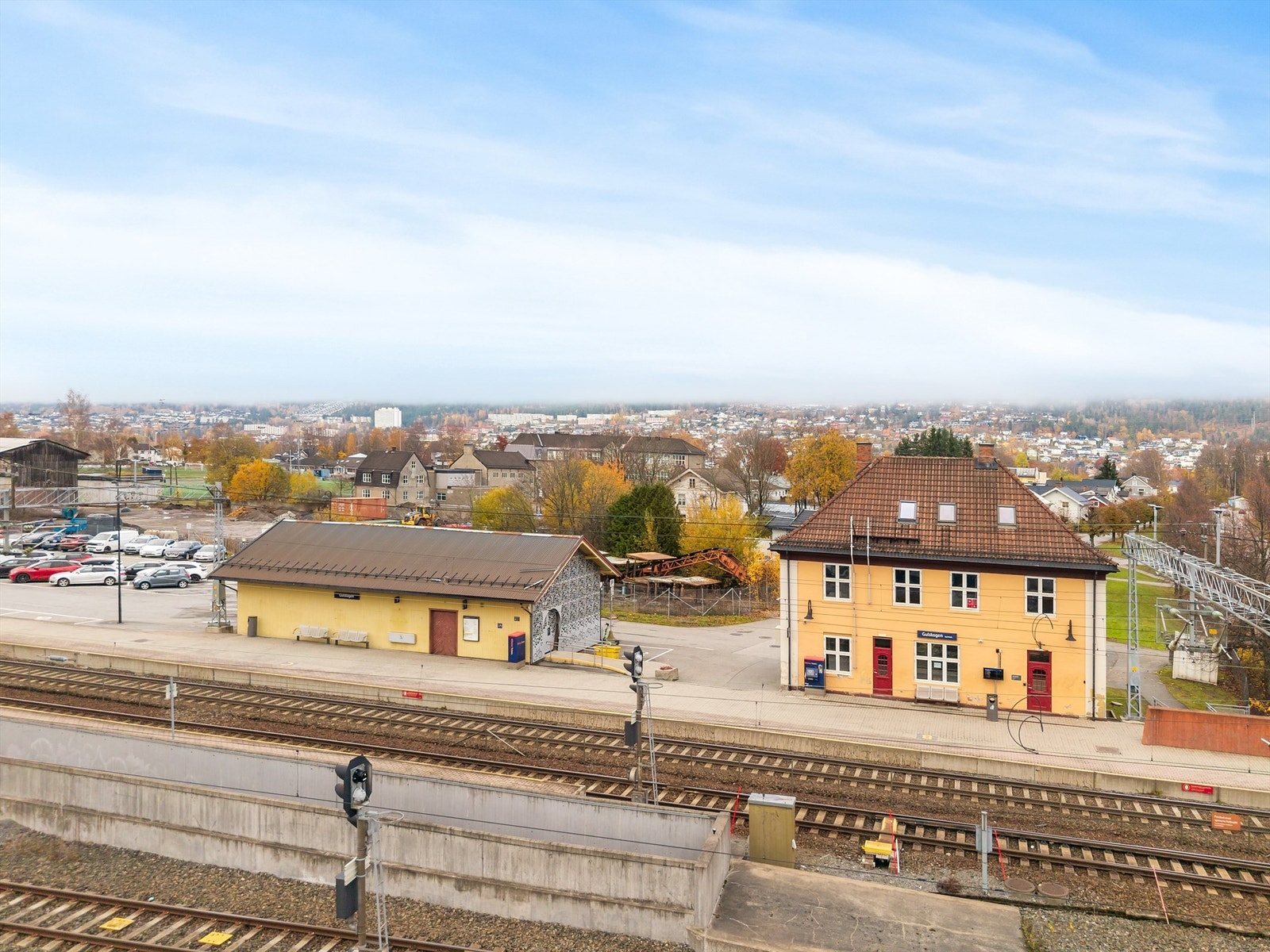 I underkant av 10 minutters gange til Gulskogen stasjon med tog til Asker, Oslo, Gardermoen og Kongsberg Galleribilde