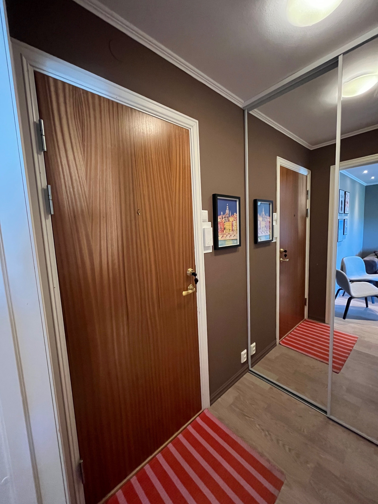 Entré med garderobeskap. Galleribilde