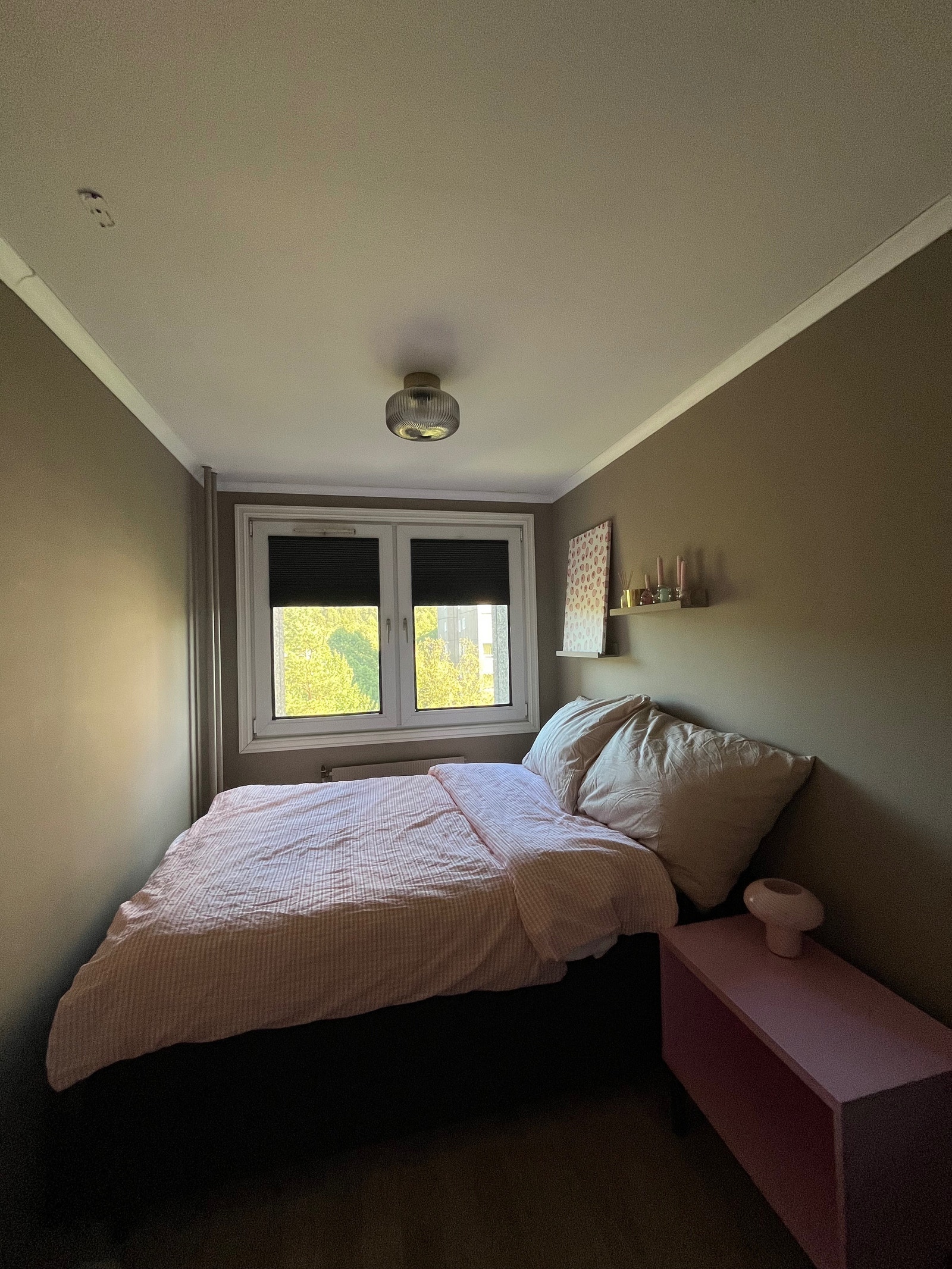 Soverom med 140 seng og lystette plisségardiner. Galleribilde