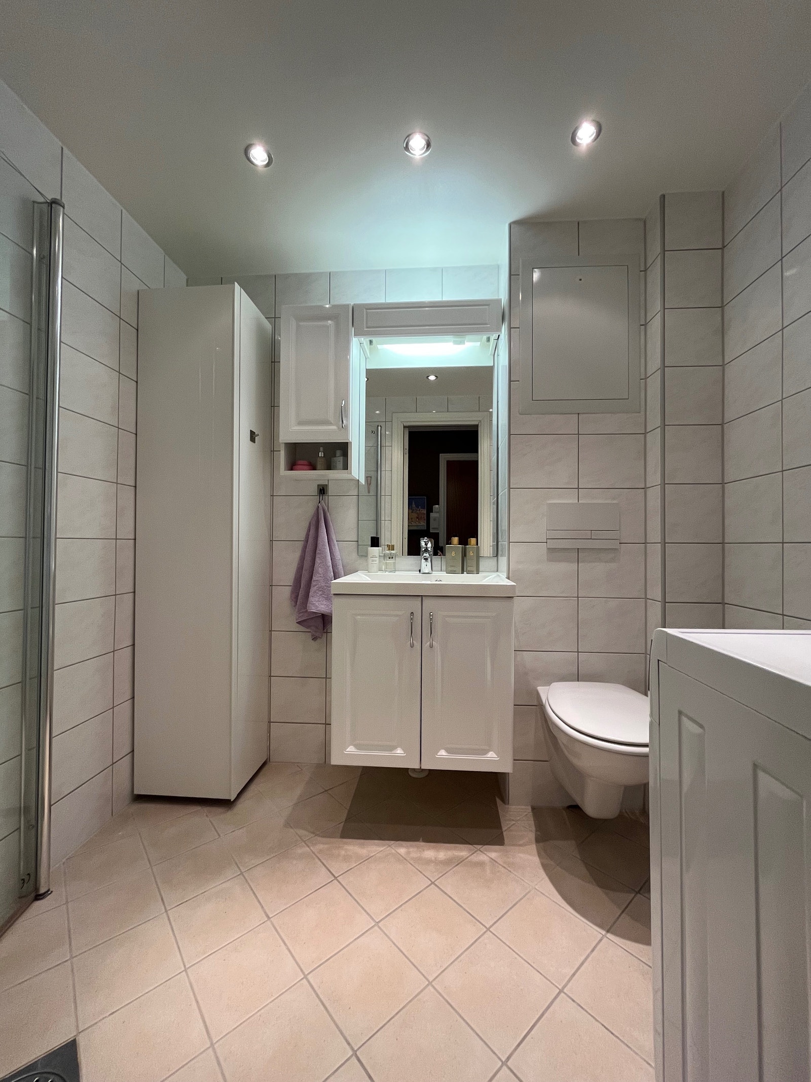 Bad med vaskemaskin og skapplass. Galleribilde