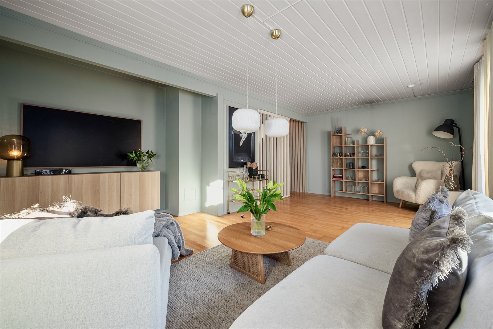 Flere av overflatene i boligen er malt og oppgradert i nåværende selgers eiertid. Galleribilde