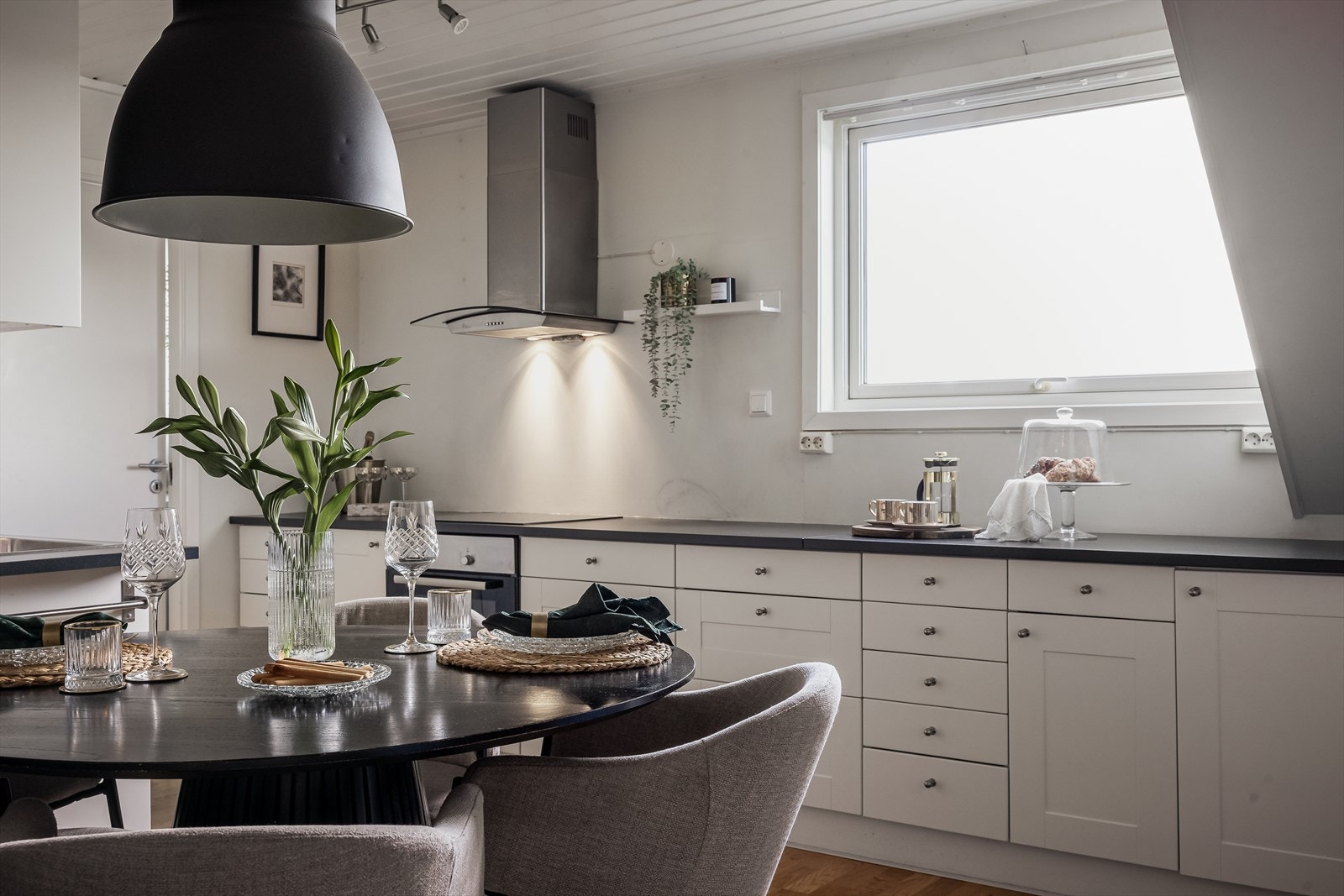 Kjøkkenet er praktisk plassert i egen sone og har god plass til spisestuen. Galleribilde