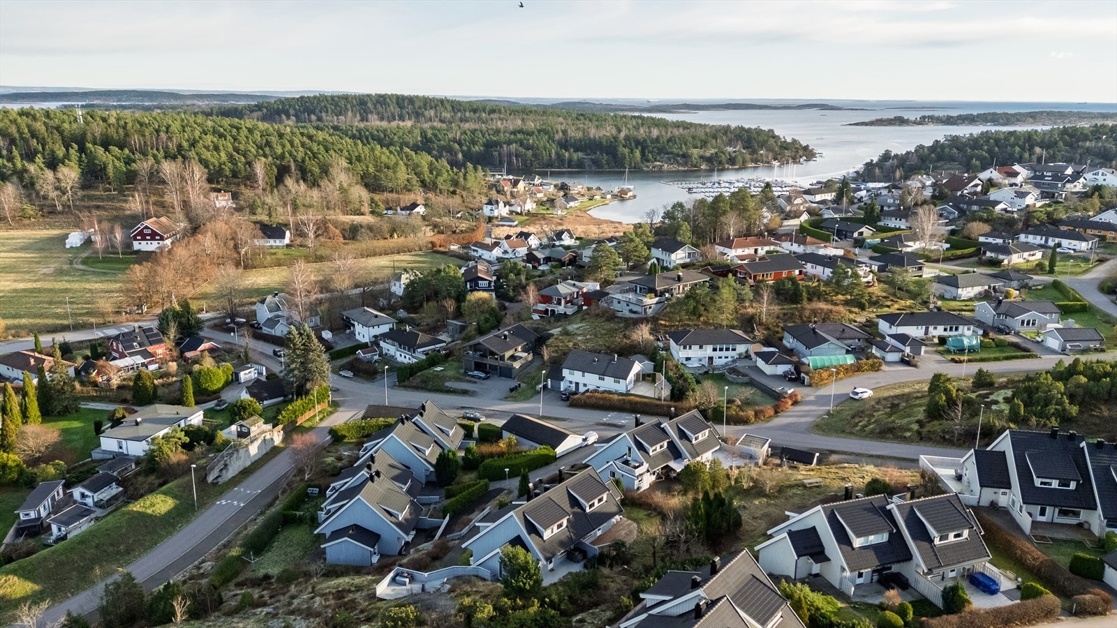 Dette er et veletablert område med kort vei til de fleste fasiliteter. Dagligvarehandelen kan gjøres på Meny Nøtterøy, som ligger i gangavstand. Det er også kort vei til Tønsberg sentrum. Galleribilde