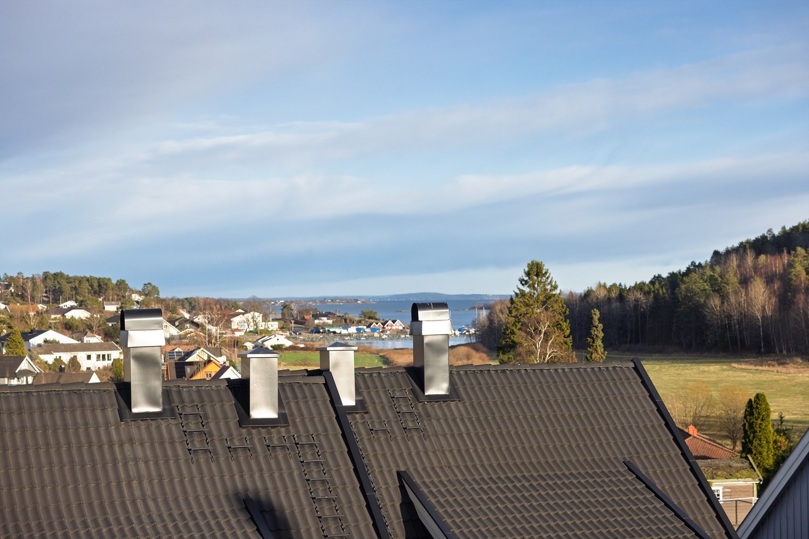 Fra vindu over kjøkkenbenken er det oversiktlig utsyn og sjøgløtt mot Oslofjorden. Galleribilde