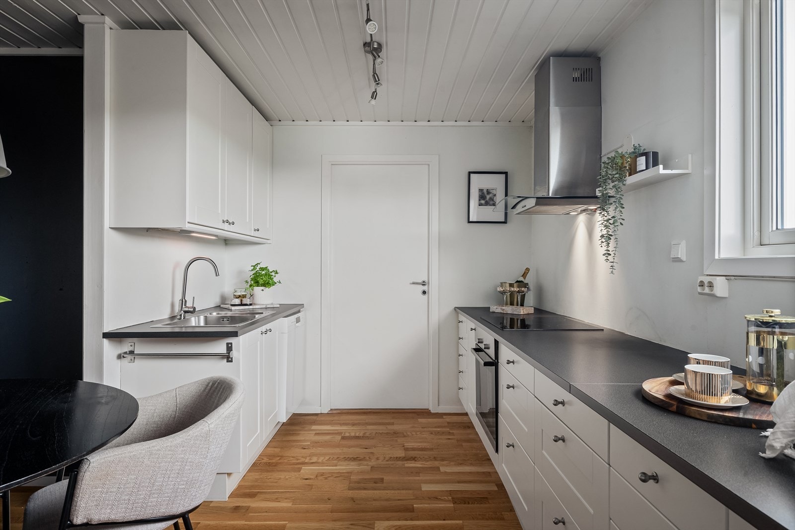 Hvitevarer som kjøleskap, oppvaskmaskin og komfyr medfølger i handelen. Galleribilde