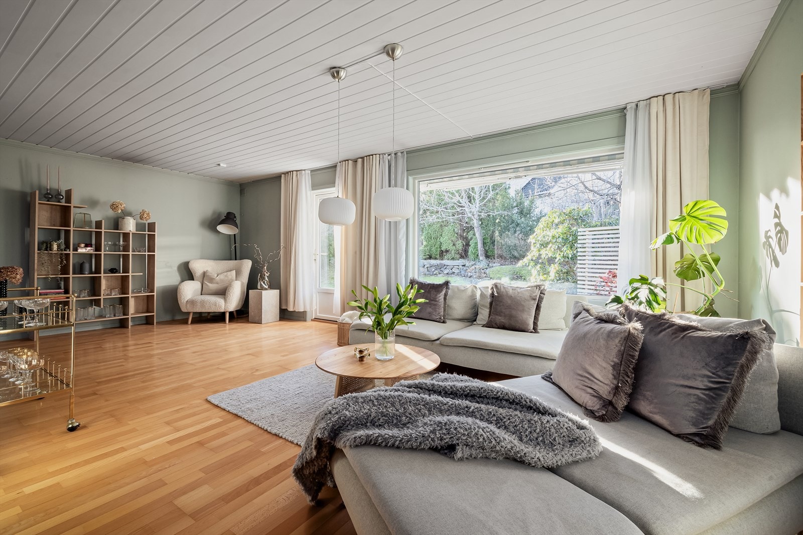 Generøse vindusflater gir rikelig med dagslys inn i oppholdssonen og det er utgang til stor terrasseplatting. Galleribilde